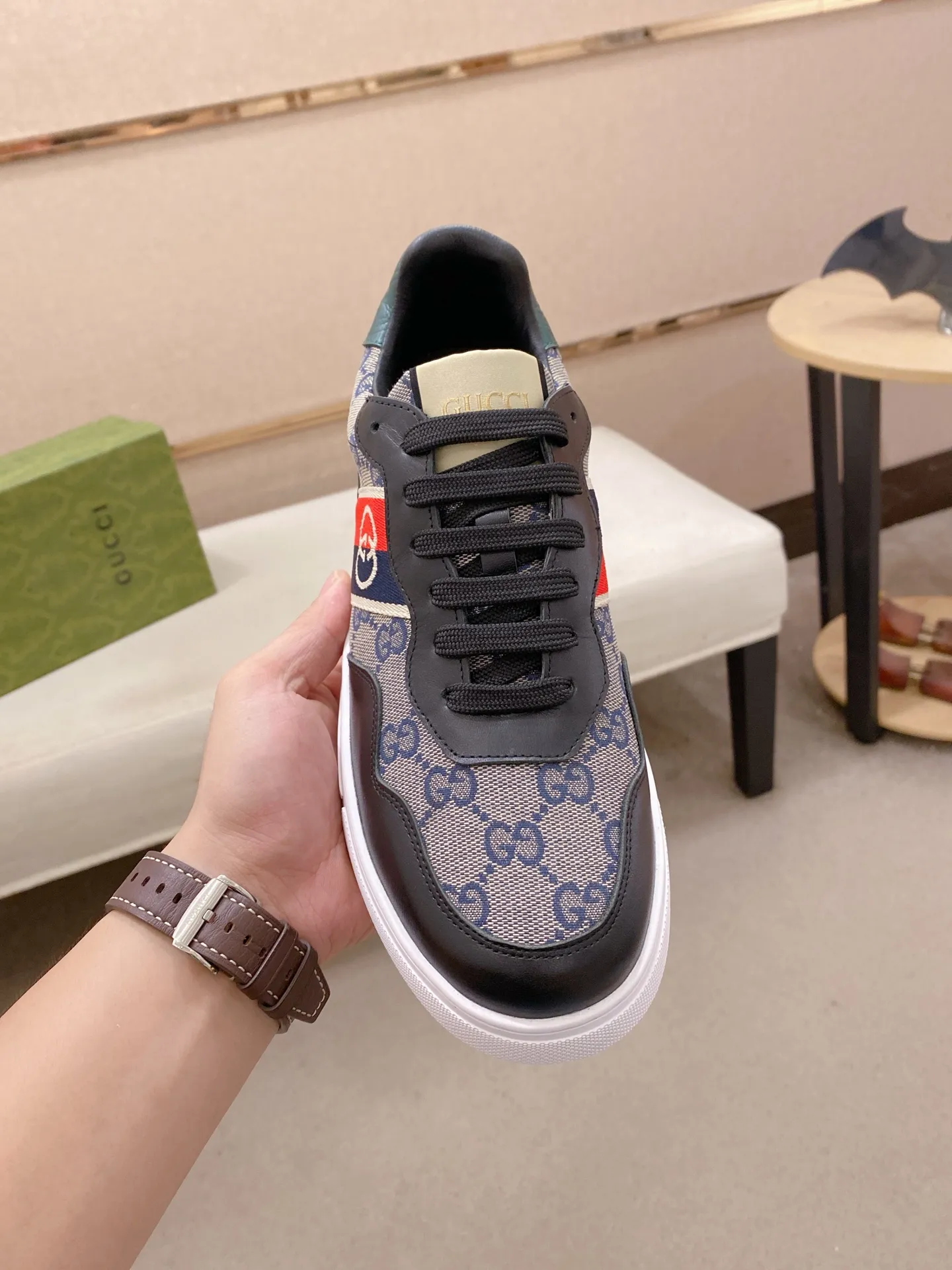 Factory price: 400💰 (GUCCI) The latest model from the official website 🎁🎁Casual and fashionable men's shoes👟, hot style💥The version is simple and elegant, exclusive for trendy men. Unique latest brand elements from the official website👑Original decoration, fashionable and generous, the fabric is original cowhide ✅Sheepskin lining, the official website specifies wear-resistant casual outsole, the classic model is taken in kind at the counter🎬38-44 (45 is not returned or exchanged when customized)